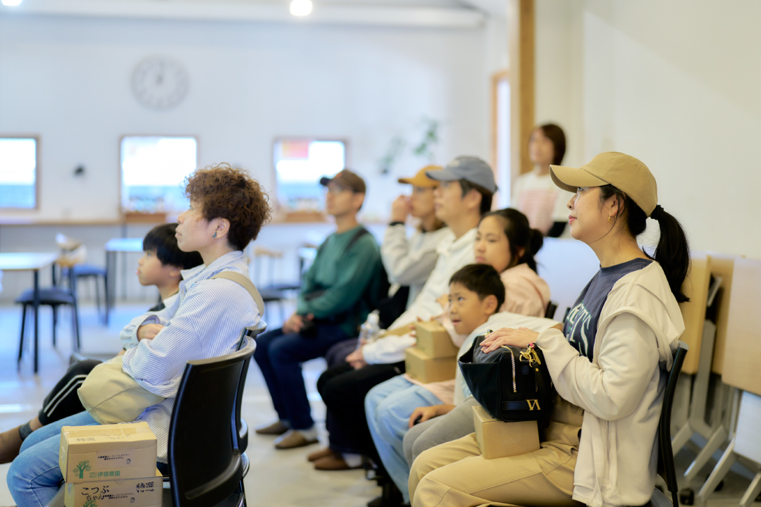 スタッフから会社と製法の説明を聞く参加者