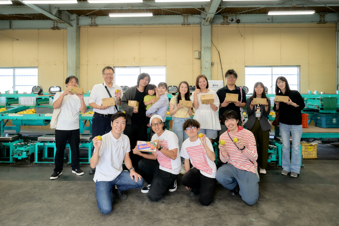 選果場で撮影した参加者とスタッフの集合写真